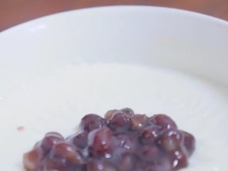 双皮奶,步骤十一：加甜味的红豆或水果，放置冰箱冷藏过后口感更佳。