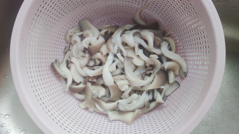 素炒平菇,捞出焯好的平菇，控干水分