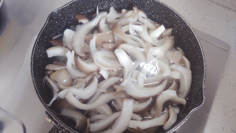 素炒平菇,水开后放入平菇煮30秒