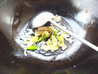 西葫芦炒腊肠,起锅烧油，爆香葱姜蒜