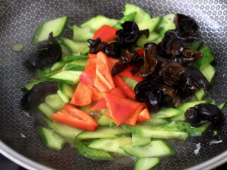 黄瓜炒木耳,加入红椒和木耳。
