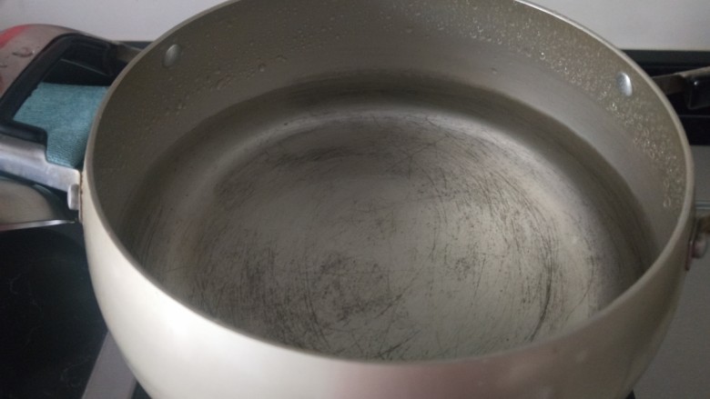 小米山药粥,锅中加入适量水烧开。