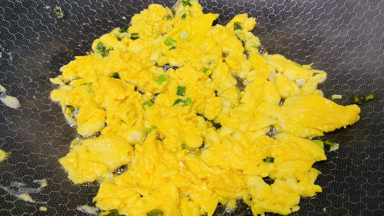 金针菇炒鸡蛋,炒熟盛入碗中备用