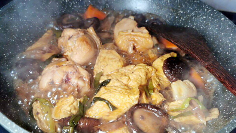 香菇炖鸡腿,煮至收汁入味即可