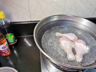 香菇炖鸡腿,鸡腿入水锅，加入料酒氽烫一下