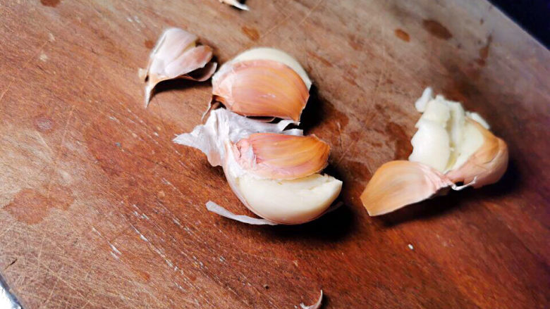 香菇炖鸡腿,蒜拍碎
