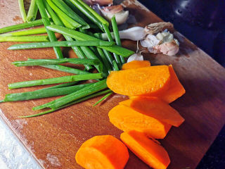 香菇炖鸡腿,葱切段，红萝卜切块
