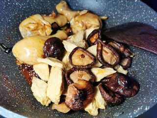 香菇炖鸡腿,加入香菇及油豆腐