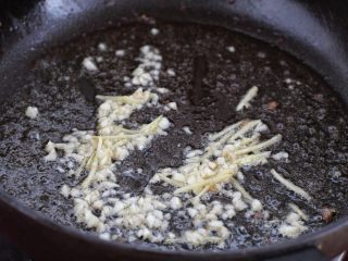 黄瓜炒木耳,就着锅中底油放入姜丝和蒜末，小火炒出香味儿。