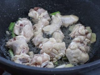香菇炖鸡腿,接着放入鸡腿改大火翻炒至发白变色状态。