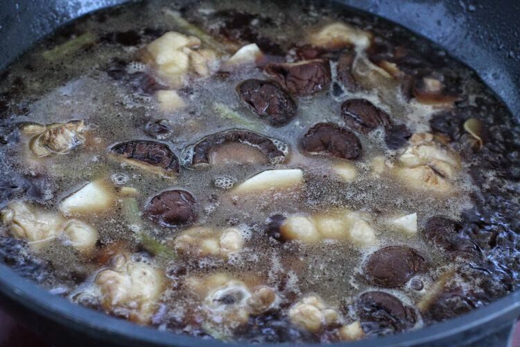 香菇炖鸡腿,再将芋头放入锅中，改中小火继续炖煮15分钟左右至芋头软熟。