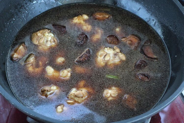 香菇炖鸡腿,添入适量的热水没过锅中食材，大火煮至沸腾后改中火炖煮约十分钟。