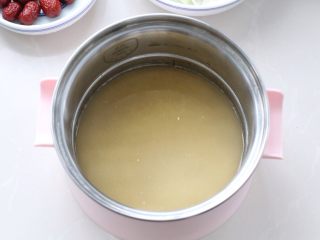 小米山药粥,将浸泡好的小米放进锅中，添入足够量的清水煮至沸腾状态，用勺子搅拌均匀。