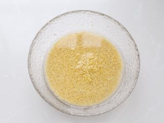 小米山药粥,首先将小米淘洗两遍，然后添入适量清水浸泡约半小时。