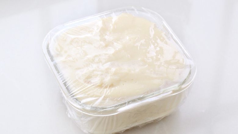 牛奶鸡蛋布丁,离火倒进合适的容器中抹平表面，上面盖一层保鲜膜室温晾凉，再放进冰箱冷藏3-4小时使之定型。