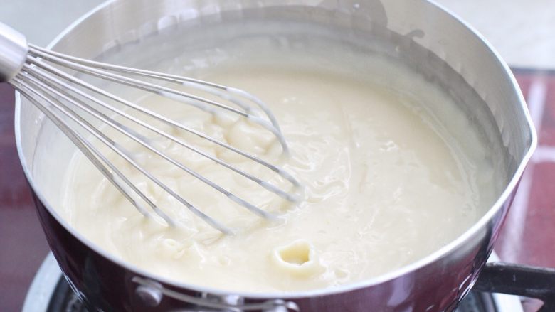 牛奶鸡蛋布丁,小火继续搅拌不要停，直到所有食材呈细腻顺滑的黏稠状态。