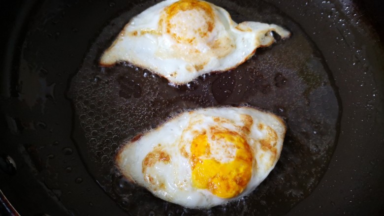 平菇鸡蛋汤,小火煎至两面金黄