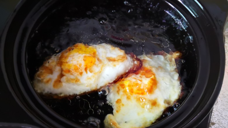 平菇鸡蛋汤,放适量开水