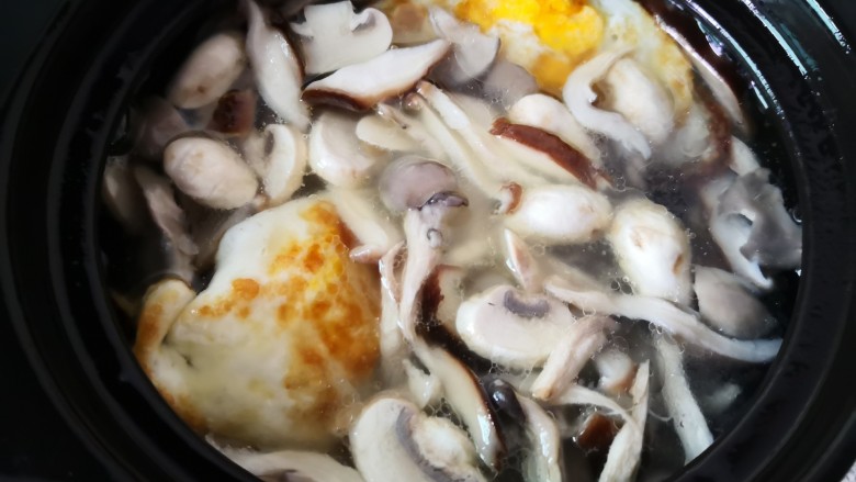 平菇鸡蛋汤,烧开放入所有的菇类