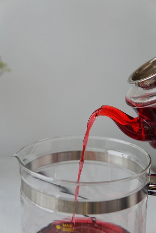 温润蔓越莓红糖姜茶,3、在壶中加入蔓越莓果汁。