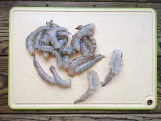 金针菇豆腐煲,鲜虾去头去壳剥出虾仁，开背剔除虾线。