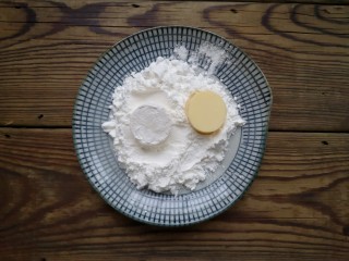 金针菇豆腐煲,将日本豆腐表面均匀包裹一层淀粉。