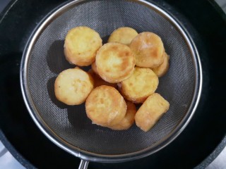 金针菇豆腐煲,日本豆腐炸至表面挺实金黄酥脆后沥油捞出。