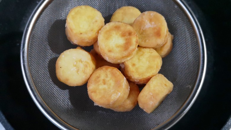 金针菇豆腐煲,日本豆腐炸至表面挺实金黄酥脆后沥油捞出。