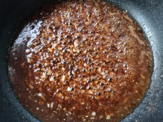 金针菇豆腐煲,和蒜末炒匀煮开。