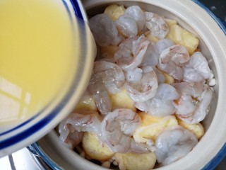金针菇豆腐煲,将处理好的虾仁铺在豆腐上，在加入一碗高汤。