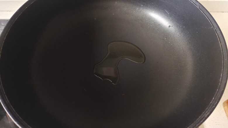 西葫芦炒腊肠,炒锅中加入少许食用油烧热