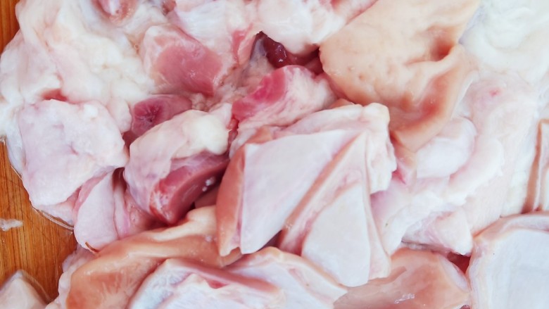 养生猪肚莲子汤,撕去肥油和筋膜，然后切成小块。