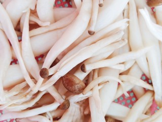 养生猪肚莲子汤,一点真姬菇清洗干净备用。