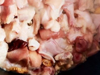 养生猪肚莲子汤,加入猪肚炒至变色。