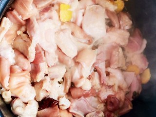 养生猪肚莲子汤,加入适量食盐，一勺葱姜料酒和少许花椒粉。