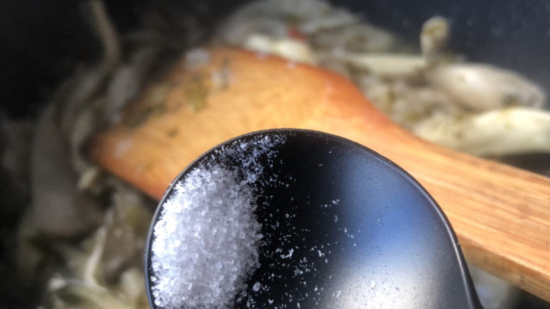 素炒平菇,尝尝咸淡，适当加点盐。