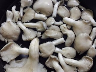 素炒平菇,平菇用清水浸泡一会
