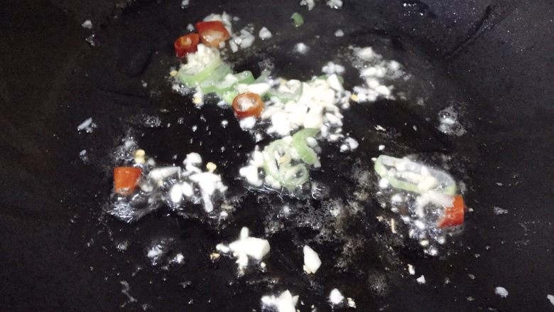 素炒平菇,下葱，蒜，干辣椒爆香
