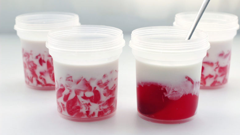 蔓越莓冻撞奶,用勺子撞碎即可开喝。