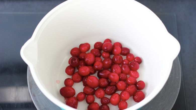 蔓越莓冻撞奶,把洗净的蔓越莓放入锅中。