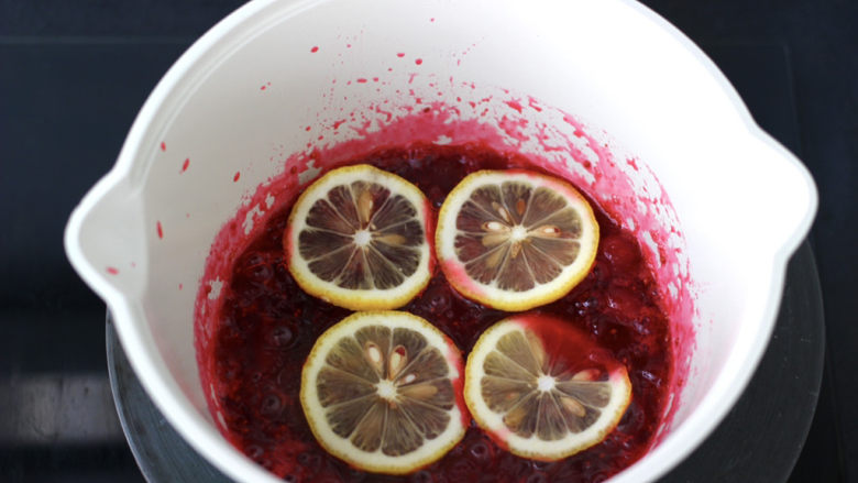 蔓越莓冻撞奶,小火慢慢熬至蔓越莓软烂，加入柠檬片。