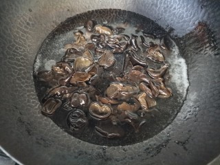 黄瓜炒木耳,锅里水烧开倒入少许盐几滴油，放入木耳焯水一分钟