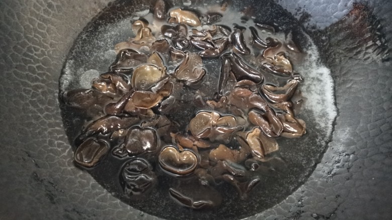 黄瓜炒木耳,锅里水烧开倒入少许盐几滴油，放入木耳焯水一分钟
