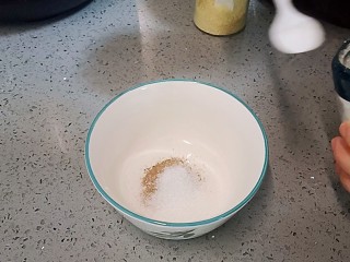香菇炖鸡腿,空碗里放入盐，五香粉，白糖，鸡精