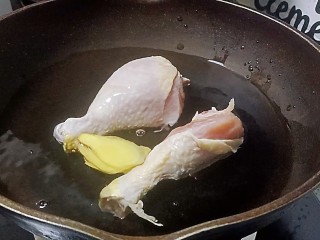 香菇炖鸡腿,鸡腿冷水入锅，放入姜片