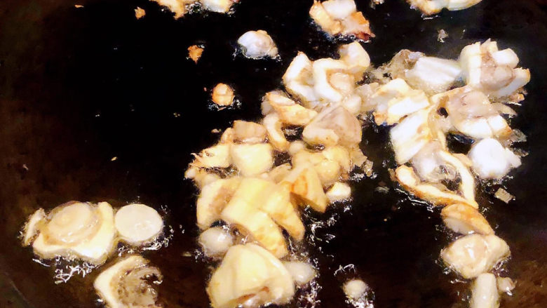 素炒平菇,锅中倒入底油加热放入蒜粒爆香