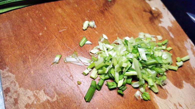 韭菜炒鱿鱼,切下的韭菜头切碎