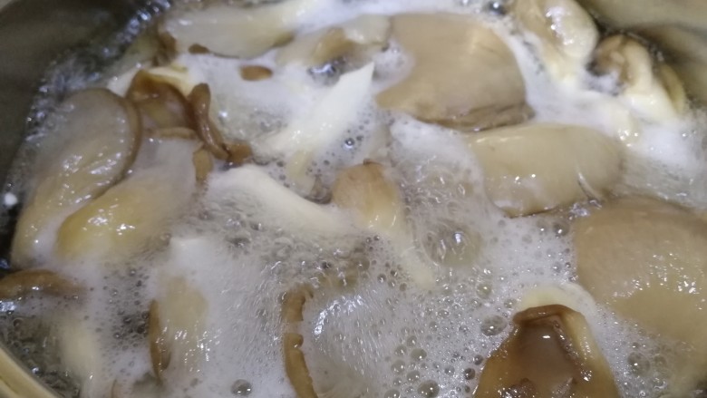 素炒平菇,水开焯水1分钟。