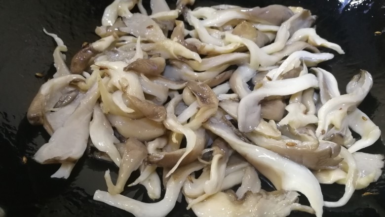 素炒平菇,放入平菇，文火炒散，炒1分钟把水份炒掉炒香。