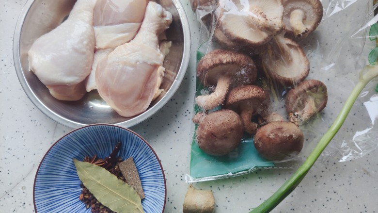 香菇炖鸡腿,首先我们准备好所有食材